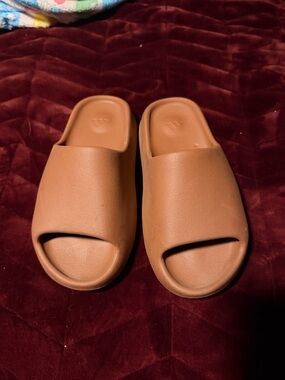 Yeezy Slides Size 7 - Brown